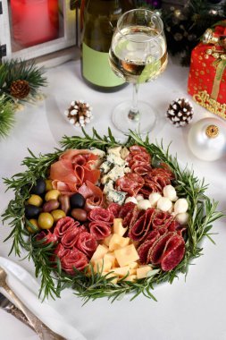 Lezzetli mezeler, salam ve peynir tabağı, Parma jambonu, zeytin. Bir Noel partisi için orijinal bir antipasto..