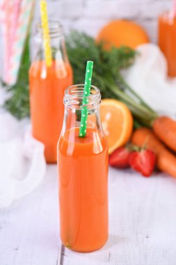 Detoks içeceği. Taze yapılmış Havuç Çilek Portakal Suyu. Sağlıklarını gözetleyenler için.