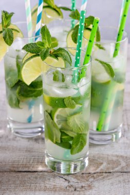 Eritilmiş suyu salatalık, nane ve kireçle tazelemek. Yaz içeceği kokteyli limonatası. Sağlıklı içki ve detoks konsepti