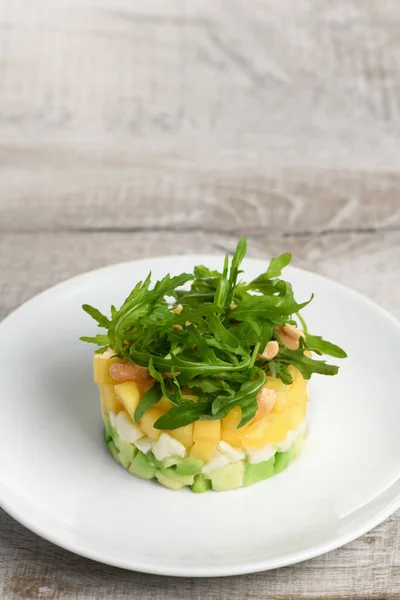 Salada Fresca Abacate Manga Mussarela Rúcula Temperada Com Nozes — Fotografia de Stock