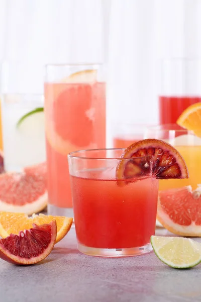 オレンジ グレープフルーツ ライムから新鮮なデトックス柑橘類ジュースの中で新鮮な圧搾シチリアオレンジジュース — ストック写真