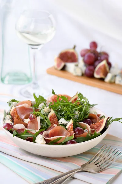 Salade Roquette Jambon Parme Fromage Bleu Figues Raisins — Photo