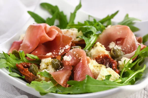 Salade Roquette Prosciutto Aux Tomates Séchées Tranches Mozzarella Câpres Assaisonnées — Photo