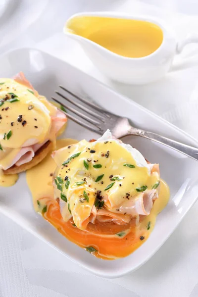 Breakfast Best Eggs Benedict Fried English Bun Ham Poached Eggs — Stock Photo, Image