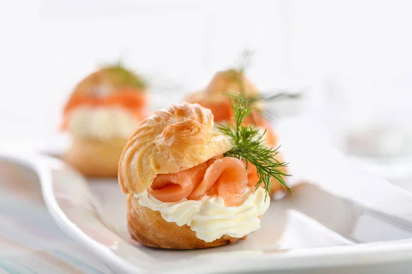 Profiteroles Ripieni Crema Formaggio Salmone — Foto Stock