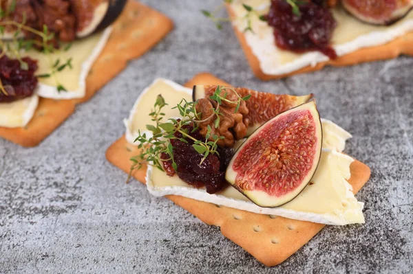 Cracker Egy Szelet Camembert Lekvár Füge Dió — Stock Fotó