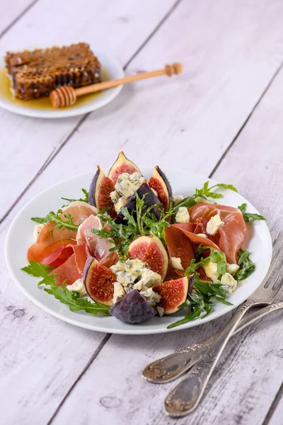 Apéritif Roquette Jambon Parme Figues Fraîches Fromage Bleu Farci Miel — Photo