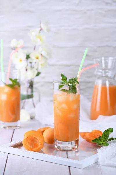 Erfrischender Frisch Gekochter Alkoholfreier Cocktail Aus Aprikosensaft Und Minze — Stockfoto