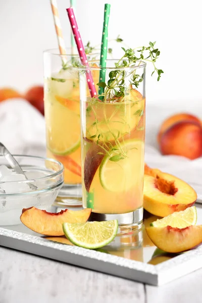 Pfirsichsommercocktail Erfrischendes Alkoholfreies Bio Getränk Limonade Mit Reifer Nektarine Thymian — Stockfoto