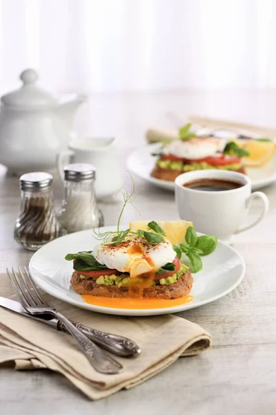 Frühstück Beste Eier Benedict Auf Einer Scheibe Geröstetem Getreidebrot Mit — Stockfoto