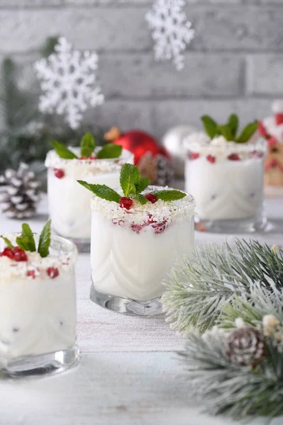 白クリスマスモヒートは リキュール テキーラ ザクロの種のココナッツミルク ココナッツフレーク さわやかなミントで作られています — ストック写真
