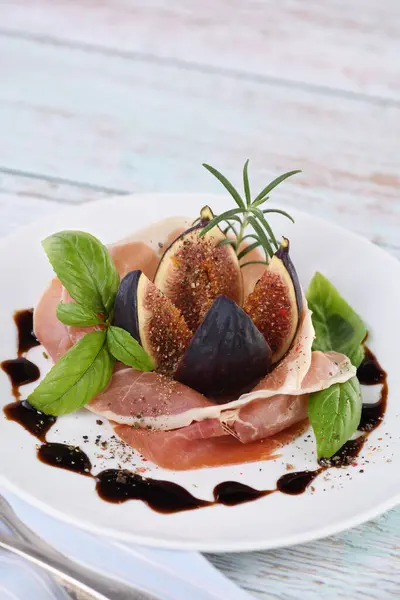 Delikatny Smak Prosciutto Idealnie Łączy Się Słodyczą Fig — Zdjęcie stockowe