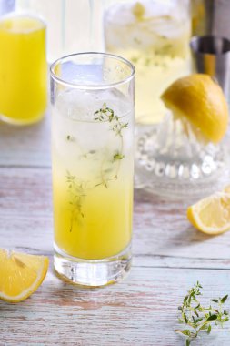 Kolay yaz kokteyli (Limoncello) taze limon suyu, votka ve soda veya soda. Sıcak bir günde serinlemek için en iyi yol bu içecek..  