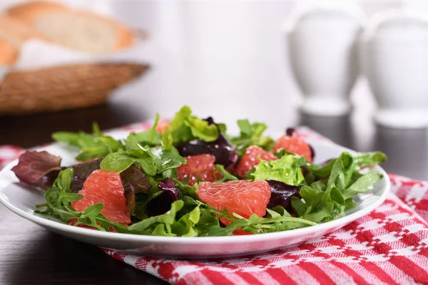 Ensalada Pomelo Una Mezcla Lechuga Rúcula Aderezo Oliva Menú Dietético —  Fotos de Stock