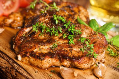  Sebze ve bir kupa birayla servis etmek için ahşap bir tahtanın üzerinde kızarmış domuz eti..