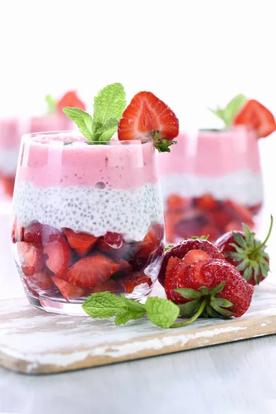 Dolce Alla Fragola Con Latte Alla Vaniglia Chia Pezzi Fragola — Foto Stock