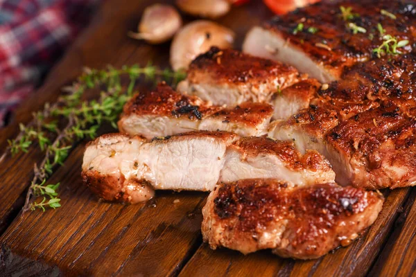 Bife Porco Frito Fatiado Uma Tábua Madeira Para Servir — Fotografia de Stock