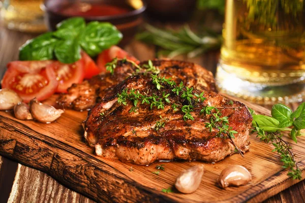 Smažený Vepřový Steak Dřevěné Desce Podávání Zeleninou Džbánem Piva — Stock fotografie