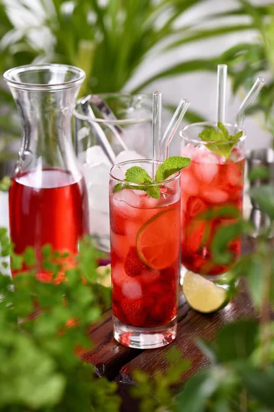 Cocktail Estivo Alla Fragola Limonata Bevanda Rinfrescante Biologica Con Bacche — Foto Stock