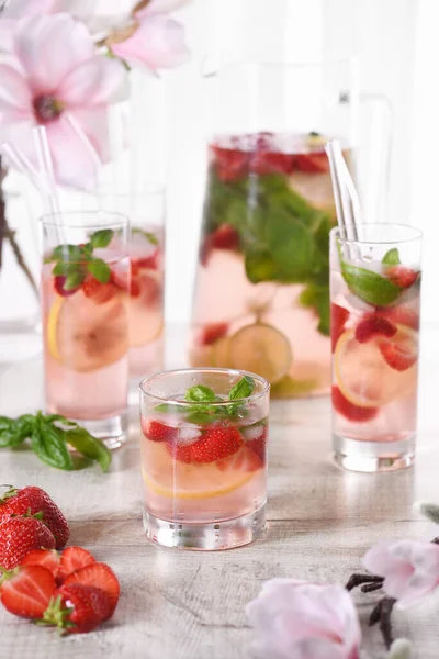 Cocktail Aux Fraises Été Limonade Basilic Boisson Gazeuse Bio Rafraîchissante — Photo