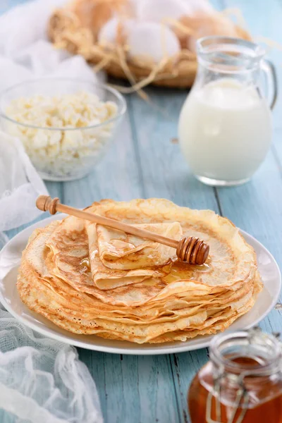 Hausgemachte Dünne Crêpes Pfannkuchen Mit Honig Stapelweise Auf Einem Tisch — Stockfoto