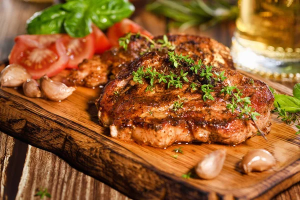 Smažený Vepřový Steak Dřevěné Desce Podávání Zeleninou Džbánem Piva — Stock fotografie