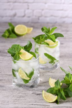 Yaz aylarının ferahlatıcı alkollü kokteyl mojito buzlu, taze nane ve limonlu