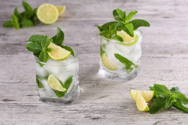 Yaz aylarının ferahlatıcı alkollü kokteyl mojito buzlu, taze nane ve limonlu