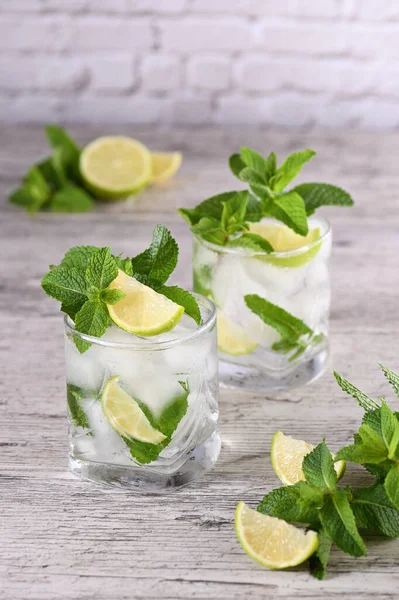 Refrescante Mojito Cóctel Alcohólico Verano Con Hielo Menta Fresca Lima — Foto de Stock