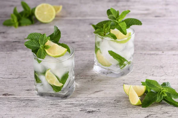 Refrescante Mojito Cóctel Alcohólico Verano Con Hielo Menta Fresca Lima — Foto de Stock