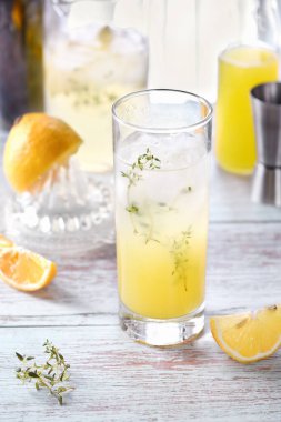 Kolay yaz kokteyli (Limoncello) taze limon suyu, votka ve soda veya soda. Sıcak bir günde serinlemek için en iyi yol bu içecek..  