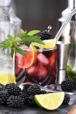 Blackberry yaz mojito kokteyli. Soğuk, ferahlatıcı organik alkollü böğürtlenli, limonlu, naneli
