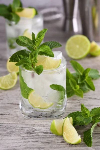 Refrescante Mojito Cóctel Alcohólico Verano Con Hielo Menta Fresca Lima — Foto de Stock