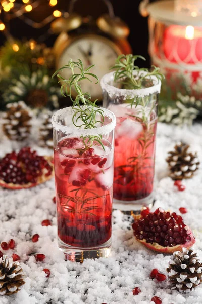 Ποτήρι Ρόδι Μαργαρίτα Ζαχαρωμένα Cranberries Δενδρολίβανο Τέλειο Κοκτέιλ Για Χριστουγεννιάτικο — Φωτογραφία Αρχείου