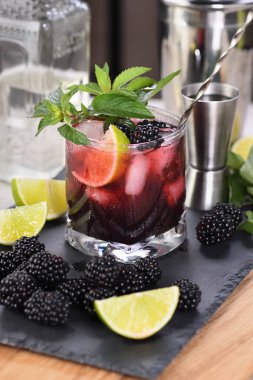 Blackberry yaz mojito kokteyli. Soğuk, ferahlatıcı organik alkollü böğürtlenli, limonlu, naneli