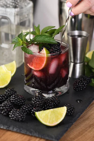 Blackberry Été Mojito Cocktail Boisson Alcoolique Bio Rafraîchissante Froide Aux — Photo