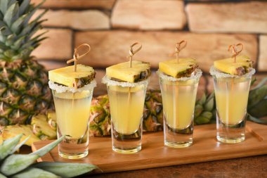 İki duble tropikal tekila ve ananas suyu. Bu kesinlikle Cinco de Mayo için harika bir parti olacak.!