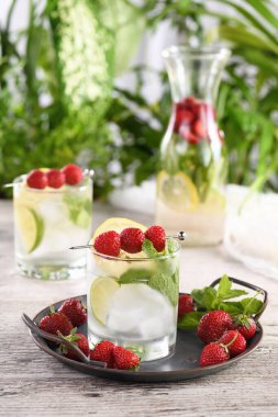 Taze limonlu organik Mojito kokteyli, taze çilek ve naneli beyaz rom. Bu yaz günleri için mükemmel bir kokteyl..