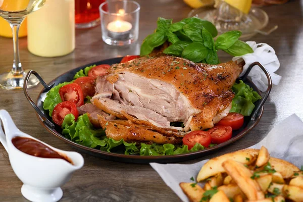 Tambor Pavo Horno Rodajas Una Bandeja Verduras Mesa Acción Gracias — Foto de Stock