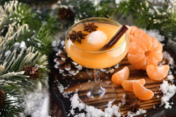 Cóctel Negroni Borbón Con Canela Con Jugo Mandarina Anís Estrellado —  Fotos de Stock