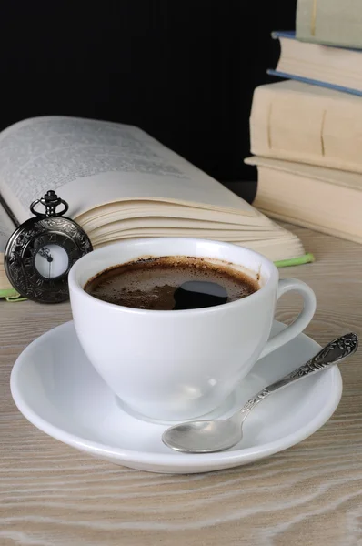 Kahve kitapları arasında — Stok fotoğraf