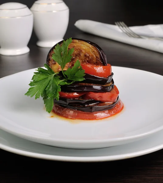 Förrätt aubergine med tomater — Stockfoto