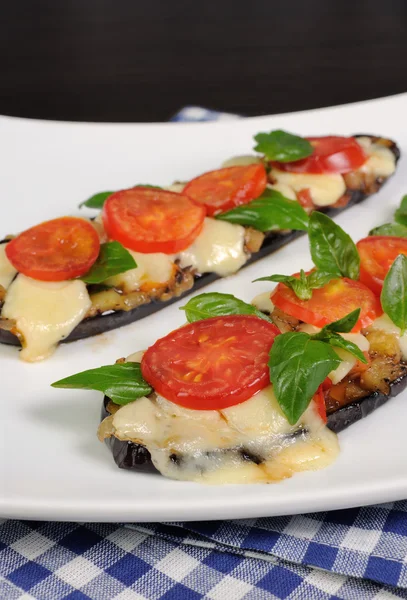 Gebakken aubergine met tomaat en basilicum en kaas — Stockfoto