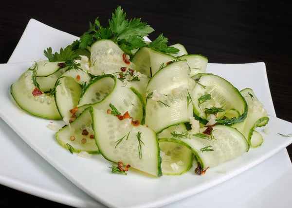 Salada de pepinos frescos com alho, endro, temperos — Fotografia de Stock