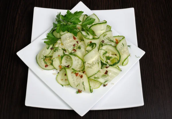 Gelen sarımsak, dereotu, baharatlar ile taze salatalık salatası — Stok fotoğraf
