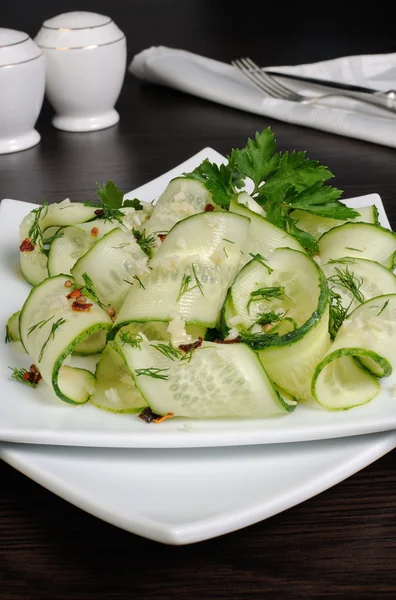 Salada de pepinos frescos com alho, endro, temperos — Fotografia de Stock