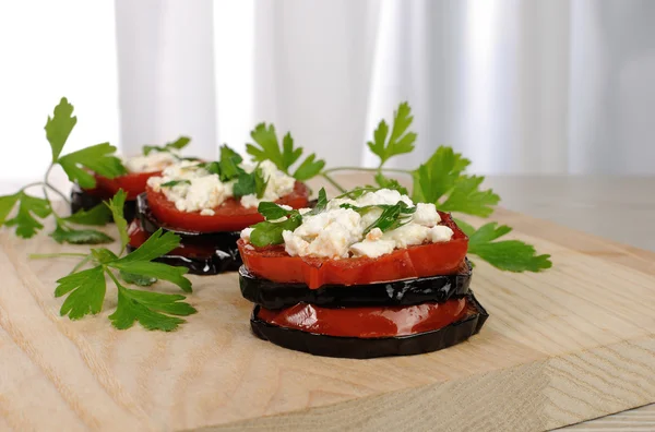 Запечене баклажани з помідорами та рикоттою — стокове фото