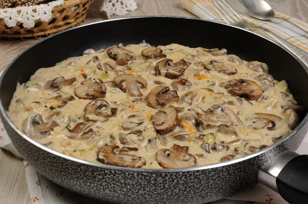 Gebakken paddestoelen in een romige saus — Stockfoto