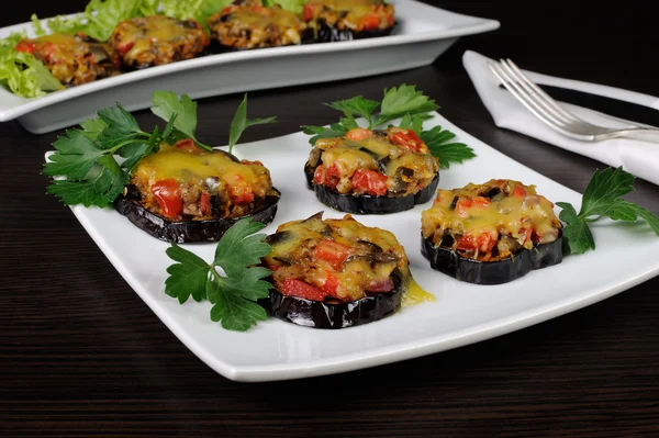 Apéritif chaud d'aubergine sous le fromage — Photo