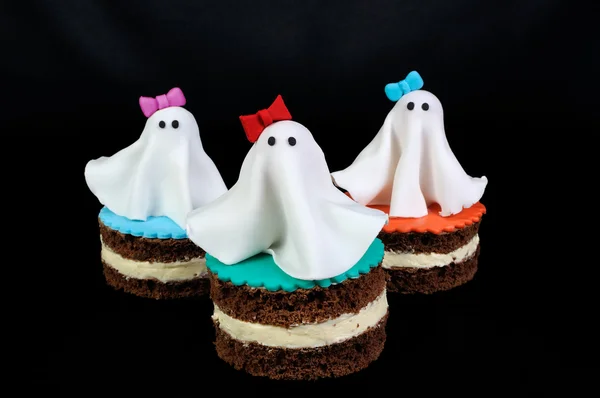 Fantasmas de mazapán en el pastel — Foto de Stock